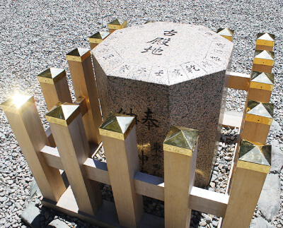 猿田彦神社の方位石
